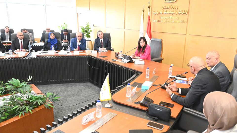 وزيرة الإسكان تبحث مع "مدن مصر" خطة رفع كفاءة النظافة والخدمات بالمدن الجديدة